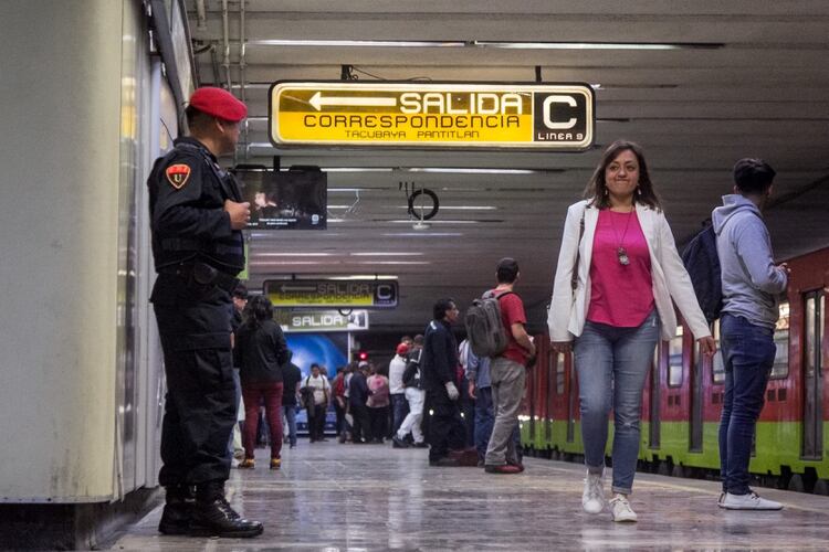 En febrero una encuesta reveló que cuatro de cada diez mujeres han sido acosadas en el metro (Foto: Cuartoscuro)