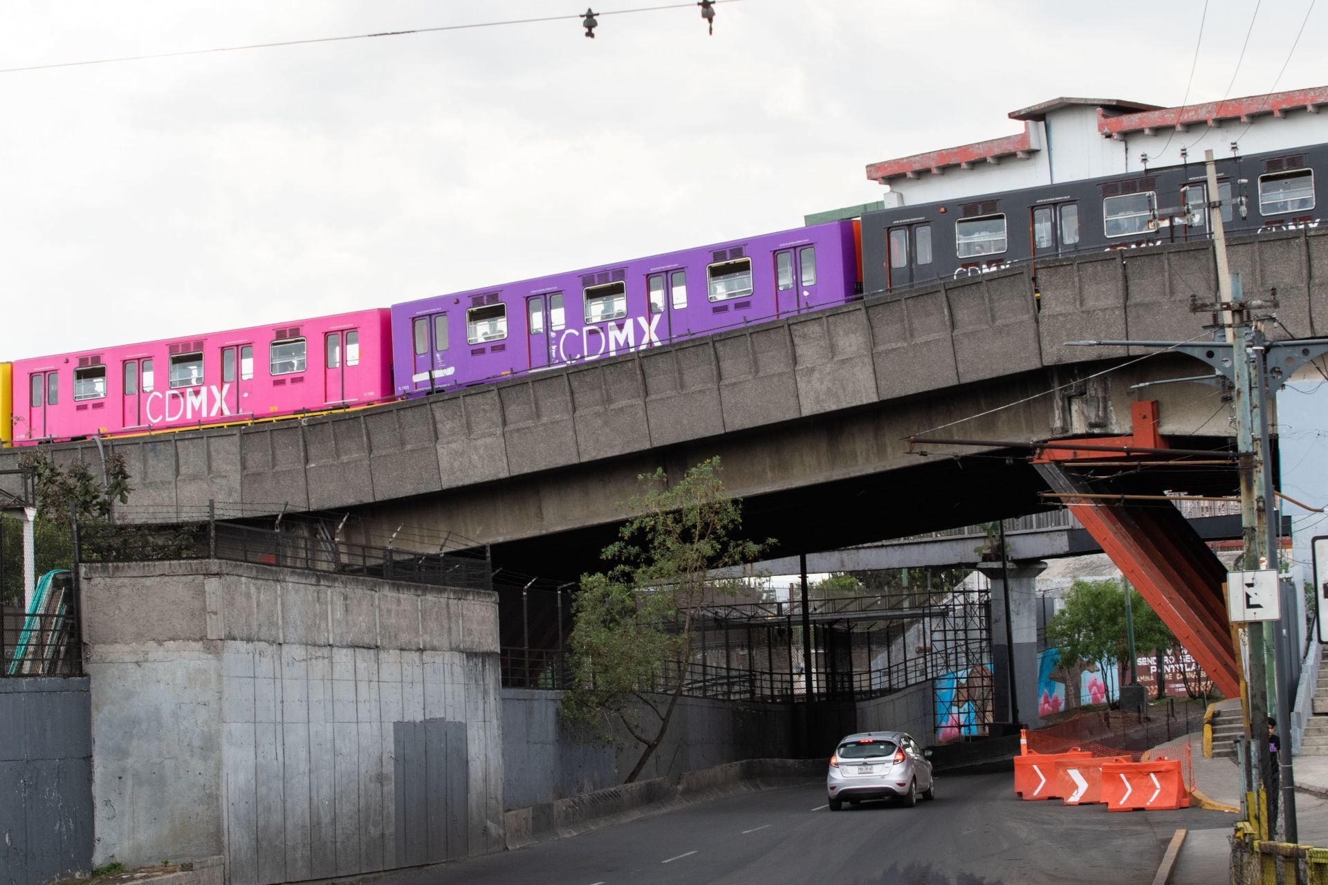 Hundimiento provoca un mal estado de las vías por donde pasa el convoy del metro Foto: Cuartoscuro
