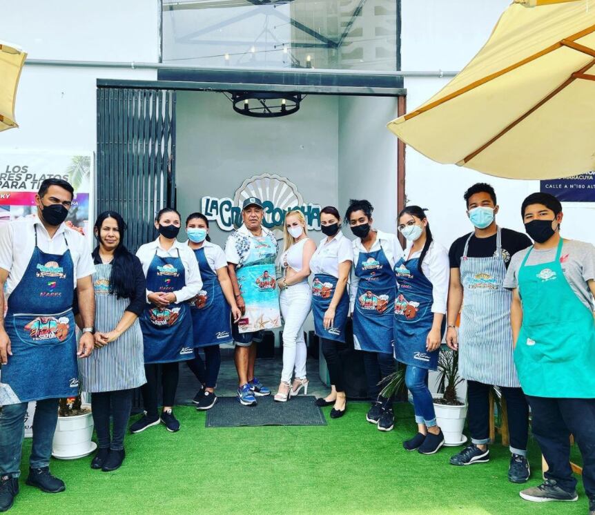 Далия Дуран с рабочими из «Ла Гран Конча» в воскресенье, 20 марта. (Фото: инстаграм)