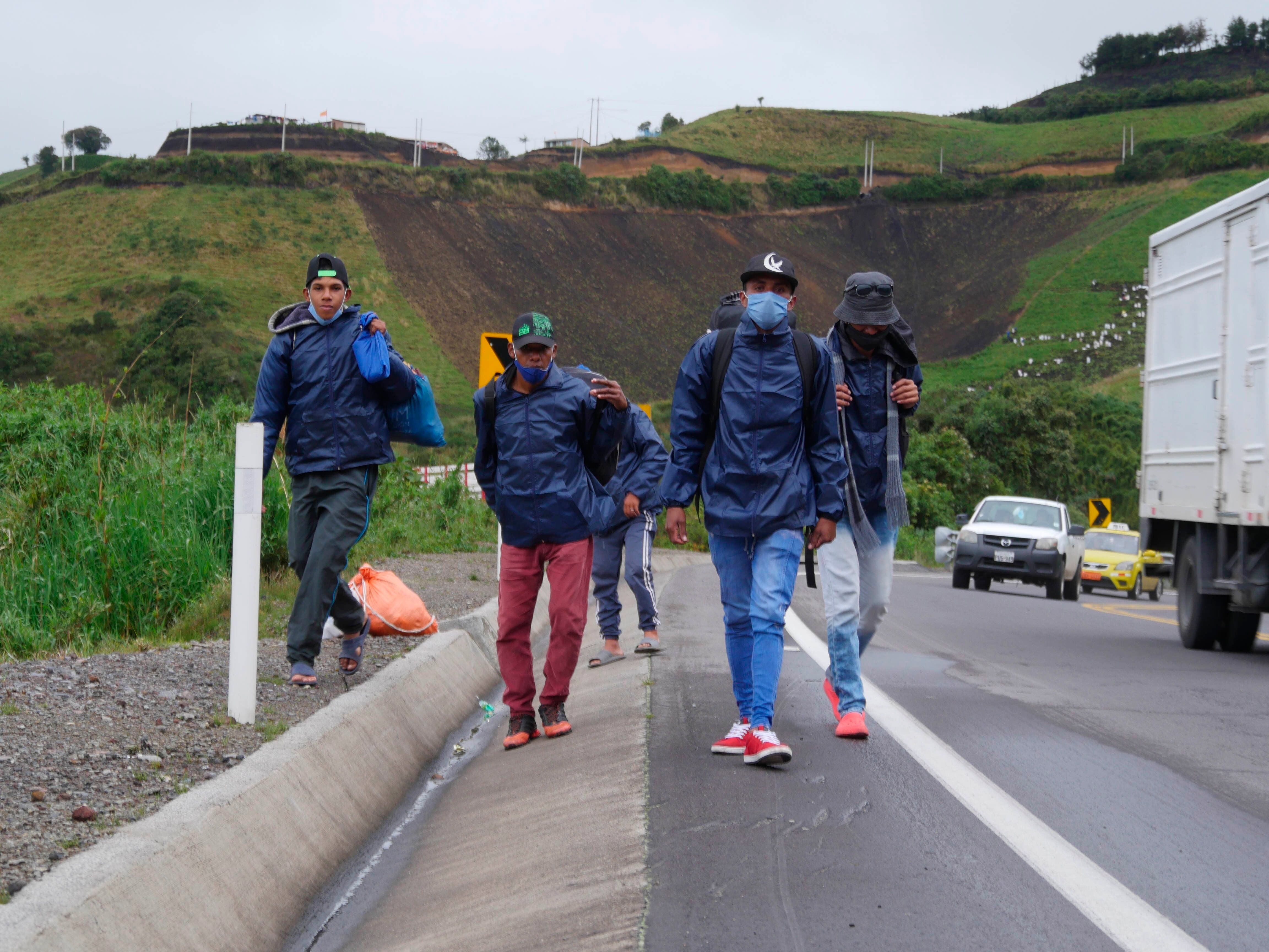 Grupos de migrantes venezolanos caminan por una carretera en la región de Tulcán (Ecuador). Foto de archivo. EFE/ Xavier Montalvo
