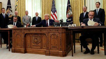 El presidente Donald Trump junto al presidente serbio, Aleksandar Vucic, y el primer ministro kosovar, Avdullah Hoti. REUTERS/Leah Millis