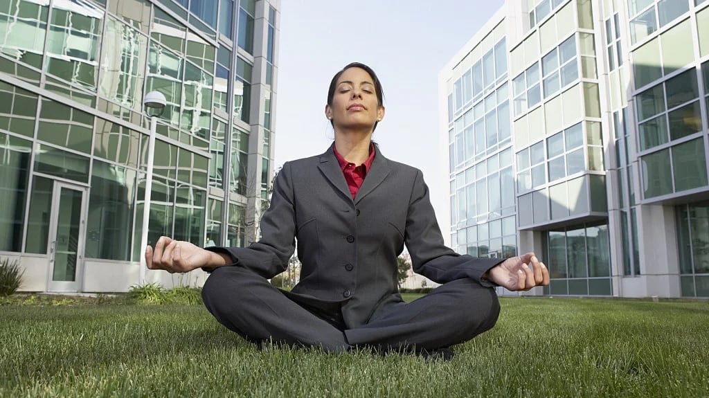 Rutinas exprés de yoga para realizar en la oficina o en la ciudad dinamizan la rutina laboral (Shutterstock)