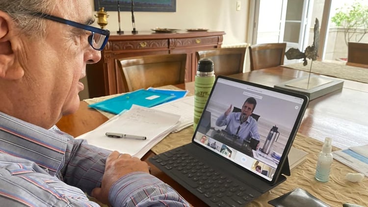 Mario Negri en videoconferencia con Sergio Massa. La oposición quiere una pronta convocatoria a sesiones presenciales.