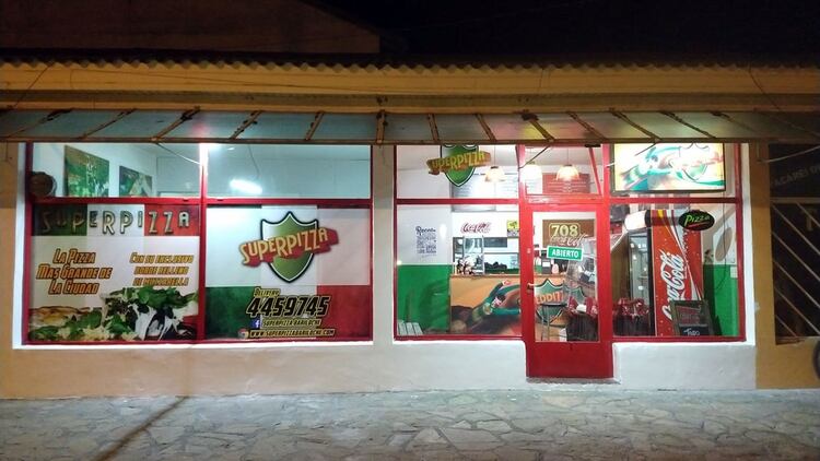 Ubicado en la calle Tiscornia 708, el local se jacta de vender “la pizza más grande de Bariloche” (Foto / Facebook).