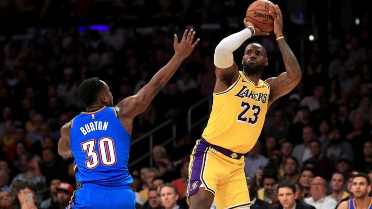 LeBron James se convirtió en el primer basquetbolista en toda la historia de la NBA en conseguir al menos un triple-doble a todos los equipos que disputan la liga (AFP)