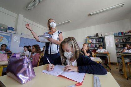 Un maestro con una máscara facial enseña a los estudiantes en la escuela primaria Magnolias durante su reapertura en Niza el 1 de septiembre de 2020. (REUTERS / Eric Gaillard)