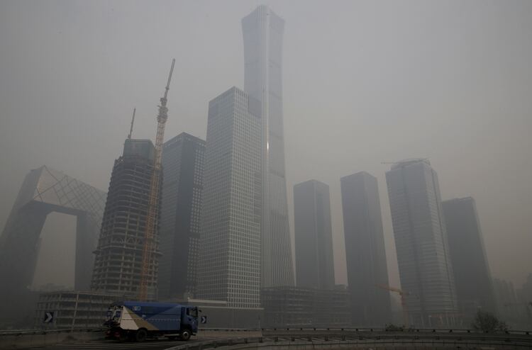 Smog entre edificios de Beijing, producto de la alta contaminación (Reuters)