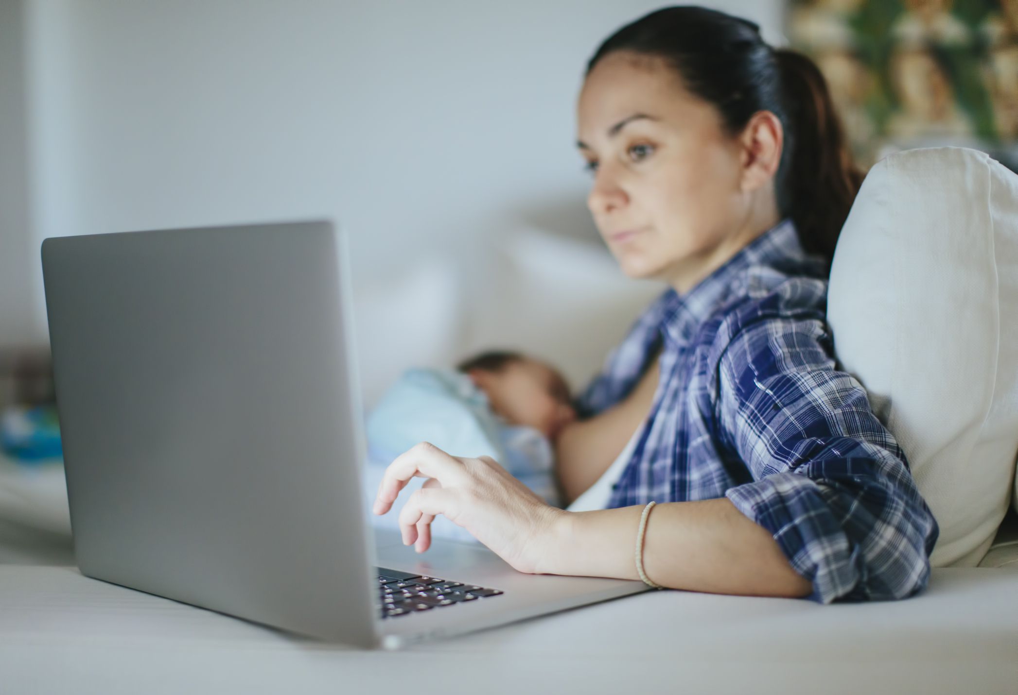 Según la OMS, “más de 500 millones de mujeres trabajadoras no cuentan con la protección esencial de la maternidad en las leyes nacionales" (Getty)