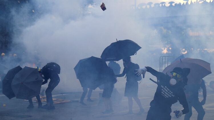 Manifestantes junto a sus características paraguas (REUTERS/Jorge Silva)