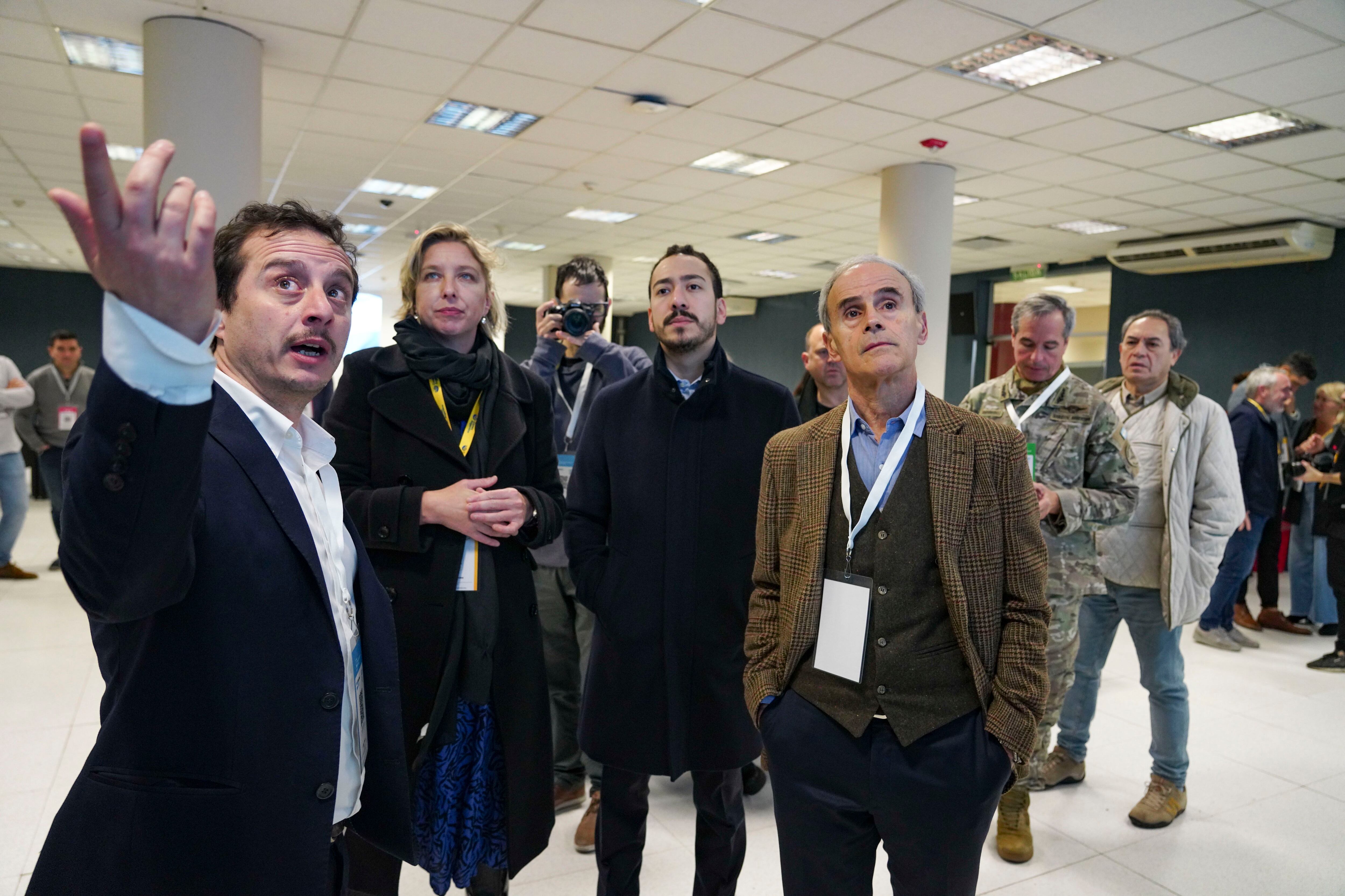 Schiavi y la directora del Correo Argentino, Vanesa Piescioroviski junto al secretario General de la Presidencia, Julio Vitobello, y Nicolás Ritacco, de la subsecretaría de Asuntos Políticos.