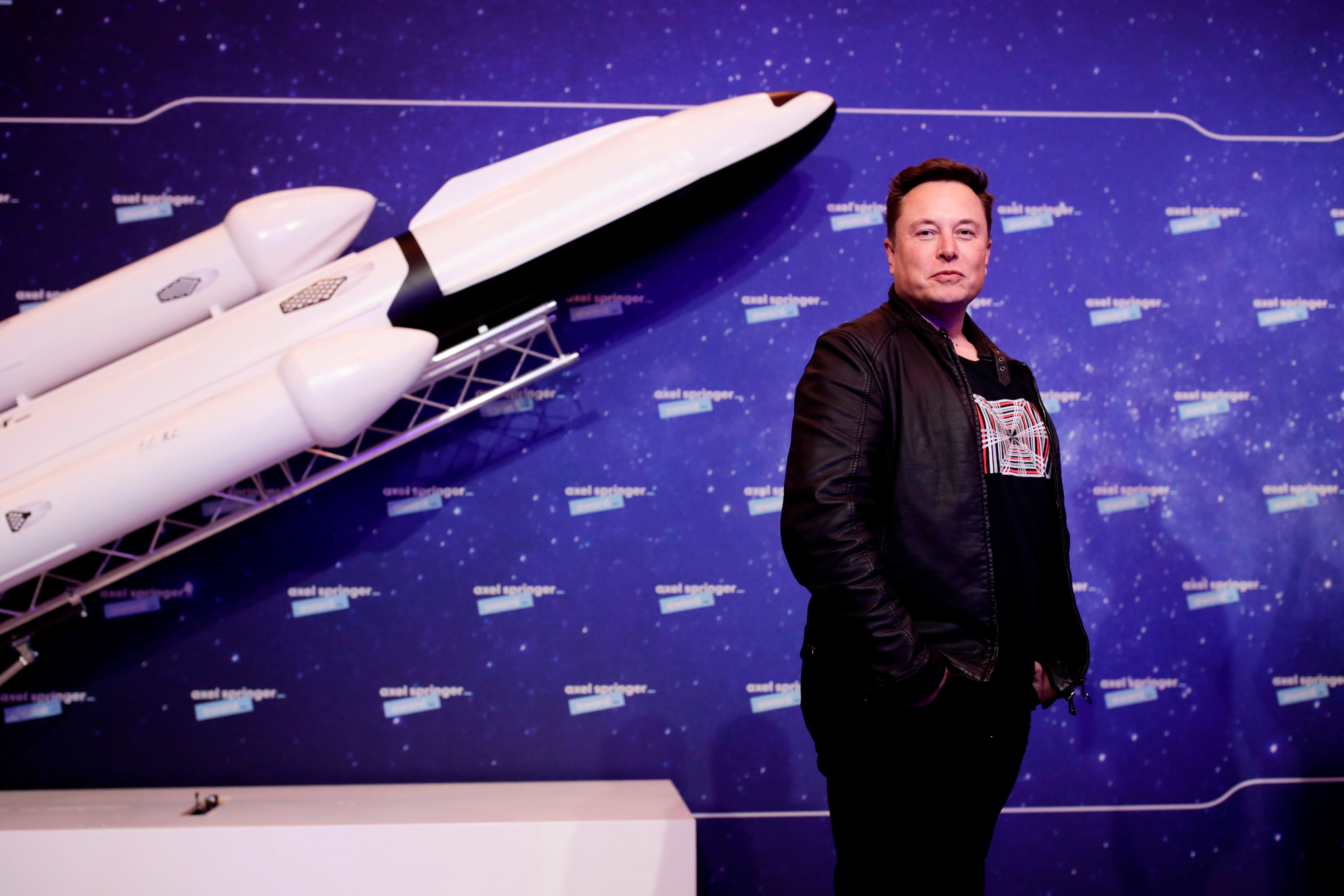 La idea de la compañía de Elon Musk es colocar unos 1.600 satélites del programa Starlink en la órbita terrestre, unos 549 kilómetros por encima de la Tierra. 
