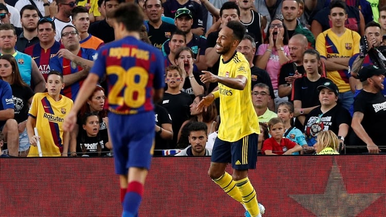 Aubayemang jugó contra el Barcelona por el trofeo Joan Gamper este año - REUTERS/Albert Gea