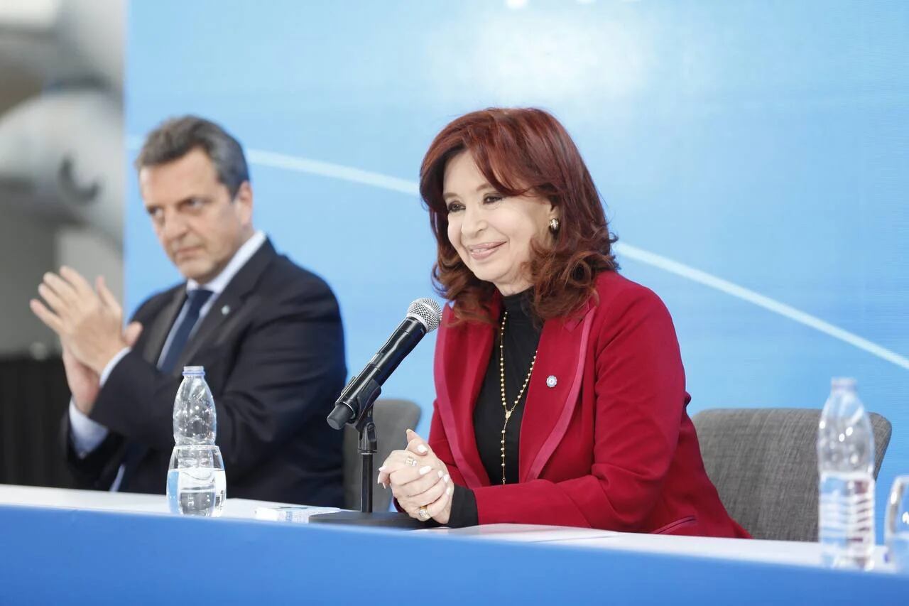 Cristina Kirchner y Sergio Massa en el acto por los 15 años de la estatización de Aerolíneas Argentinas 