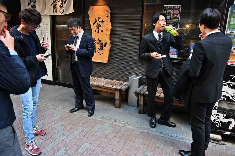 Ejecutivos japoneses en su horario de almuerzo (AFP)