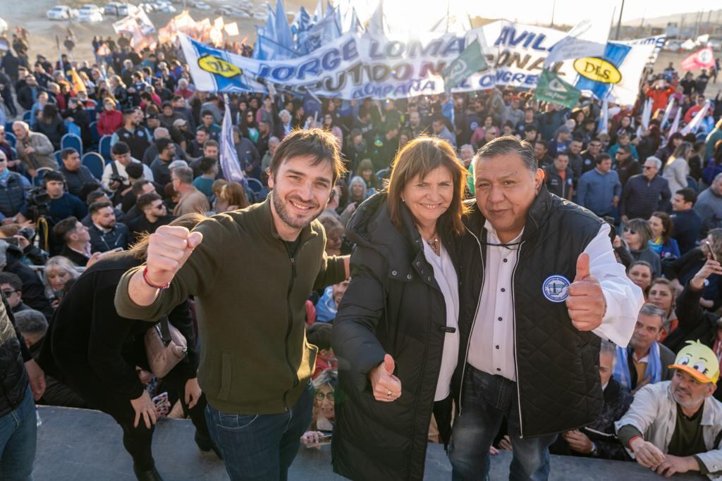 Patricia Bullrich junto al gobernador electo, Nacho Torres ,y el sindicalista petrolero Ávila