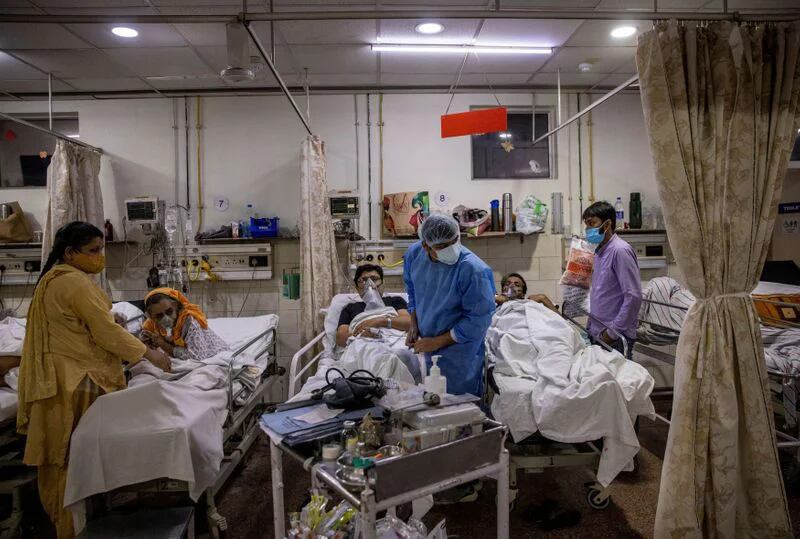 FOTO DE ARCHIVO. Rohan Aggarwal, de 26 años, médico residente que trata a pacientes que sufren la enfermedad del coronavirus (COVID-19), atiende a un paciente durante su turno de 27 horas en el Hospital de la Sagrada Familia en Nueva Delhi, India. 1 de mayo de 2021. REUTERS/Danish Siddiqui