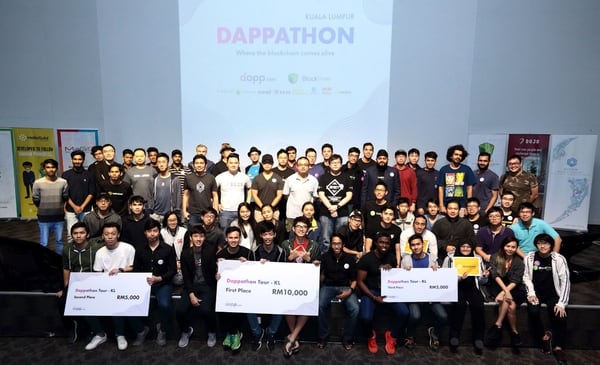 El grupo de programadores malayos que formaron parte de la “dappathon” (Techinasia)