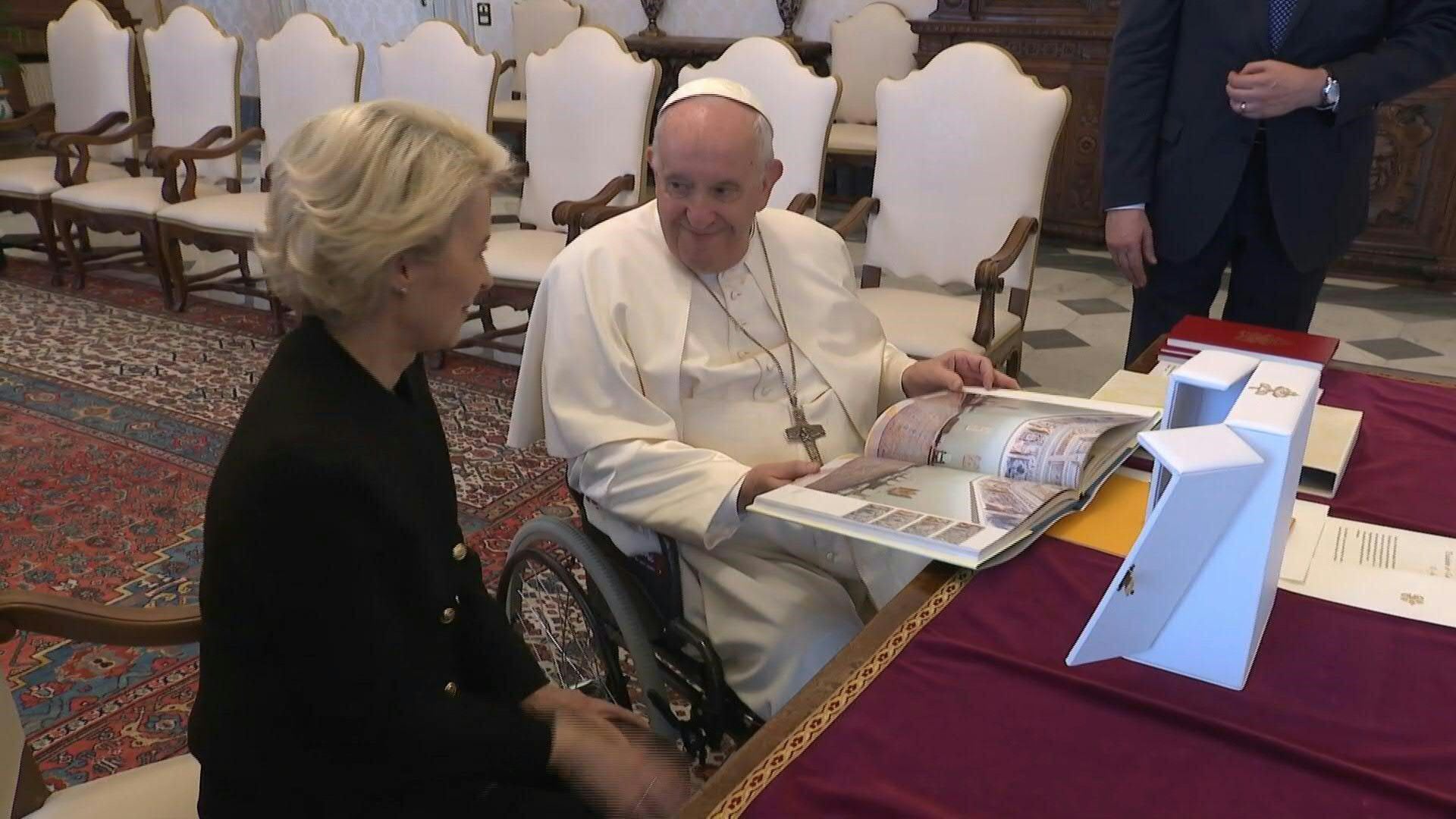 El papa Francisco, en silla de ruedas por los dolores en su rodilla, junto a la presidenta de la Comisión Europea, Úrsula von der Leyen