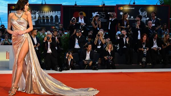 Bruna Marquezin, entre las famosas mejores vestidos con un diseño de alta costura de la firma Ralph & Russo ( / AFP PHOTO / Alberto PIZZOLI)