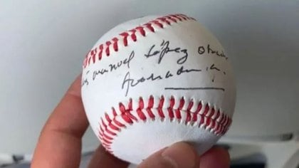 AMLO autografío la bola de béisbol (Foto: Captura de pantalla de video de El Universal)