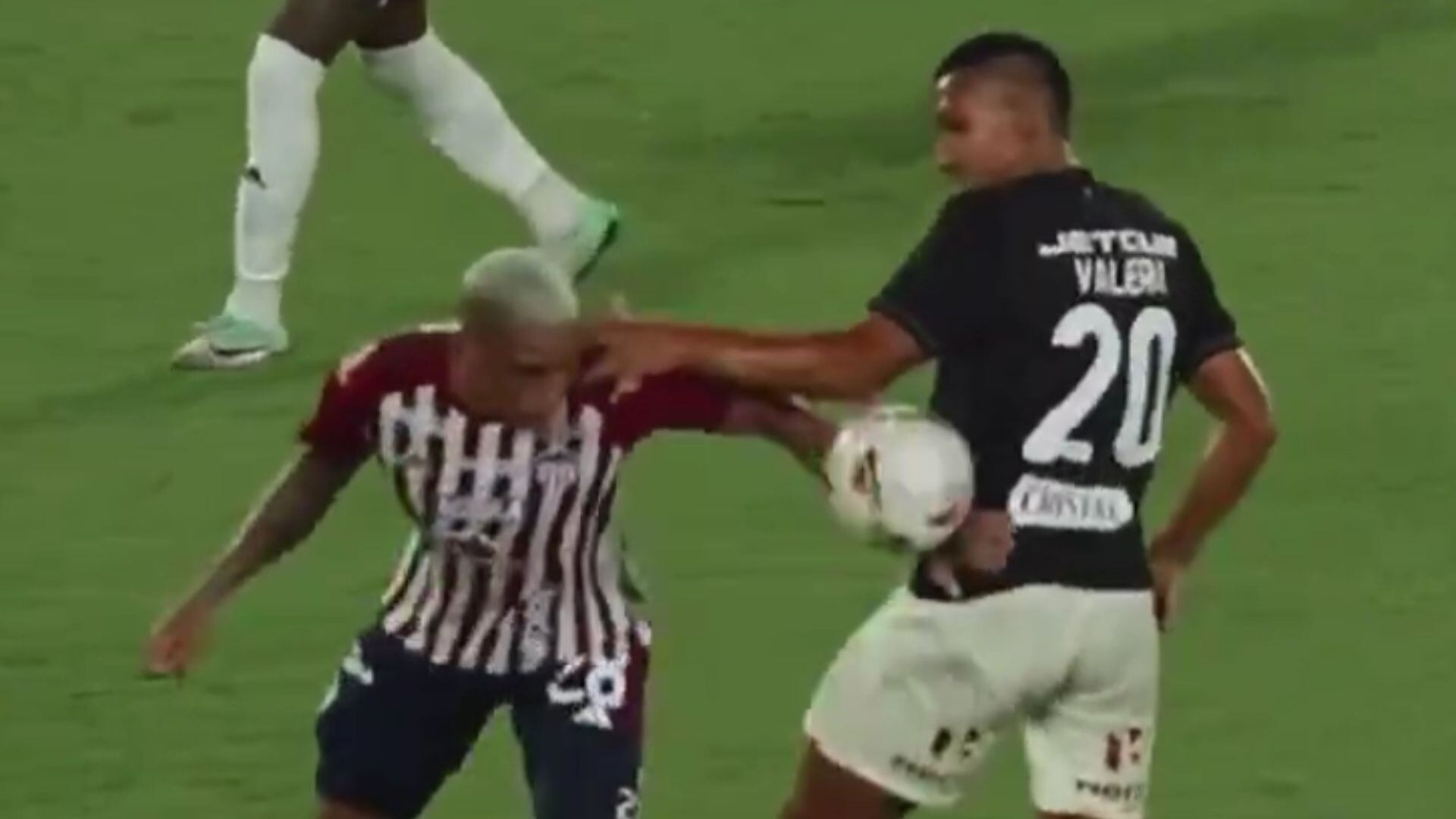 La pelota cayó en el codo de Alex Valera y el árbitro decidió anular su gol en Universitario vs Junior por Copa Libertadores 2024.