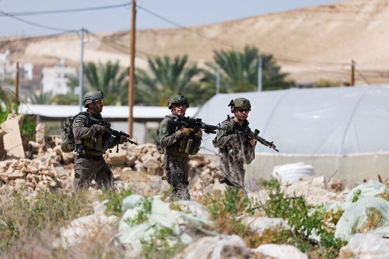 Efectivos del Ejército de Israel patrullan cerca de donde se produjo un tiroteo en Cisjordania (REUTERS/Ammar Awad)
