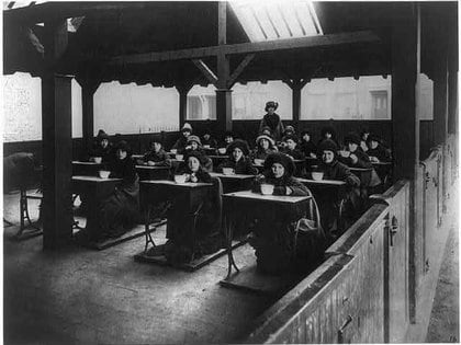 Los estudiantes abrigados y con bebidas calientes se sientan en una escuela al aire libre en el sur de Boston a principios del siglo XX. (Colección Goldsberry / Biblioteca del Congreso)