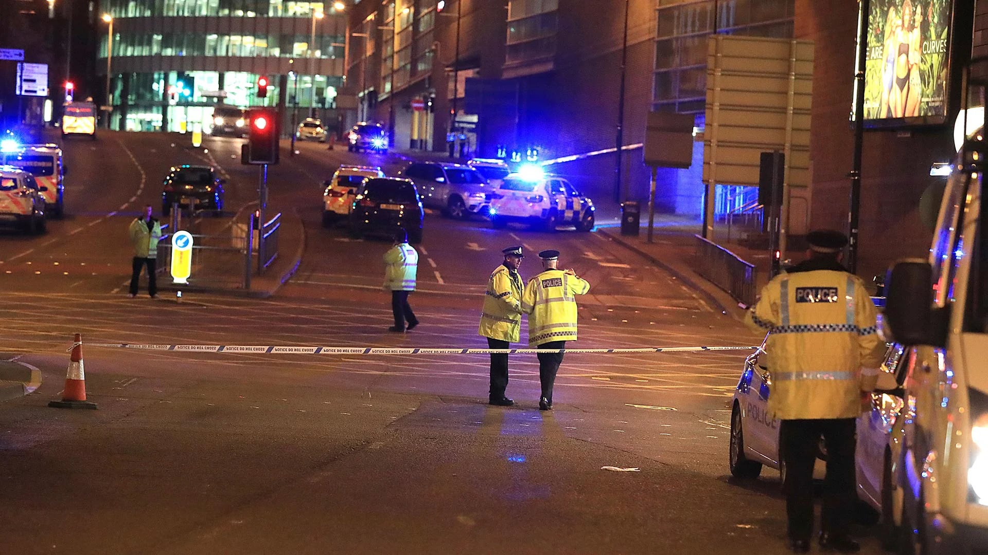 Las autoridades advierten a la gente que se mantenga alejada del Manchester Arena para evitar que aumente el número de heridos si se replica otro incidente similar (AP)