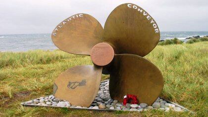 El homenaje al buque hundido que el Príncipe Eduardo inauguró en 2006 en Malvinas