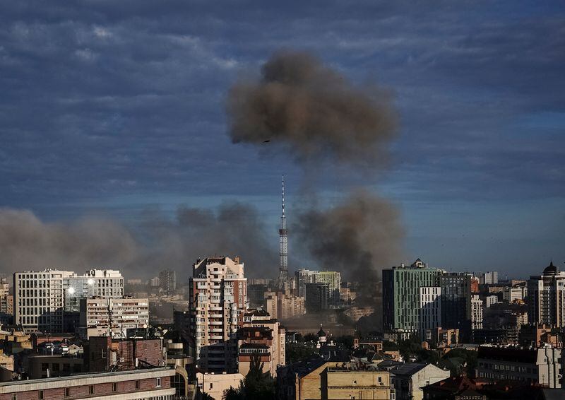 FOTO DE ARCHIVO. Se ve humo tras un ataque de misiles mientras continúa el ataque de Rusia en Ucrania, en Kiev, Ucrania, 26 de junio del 2022. REUTERS/Anna Voitenko