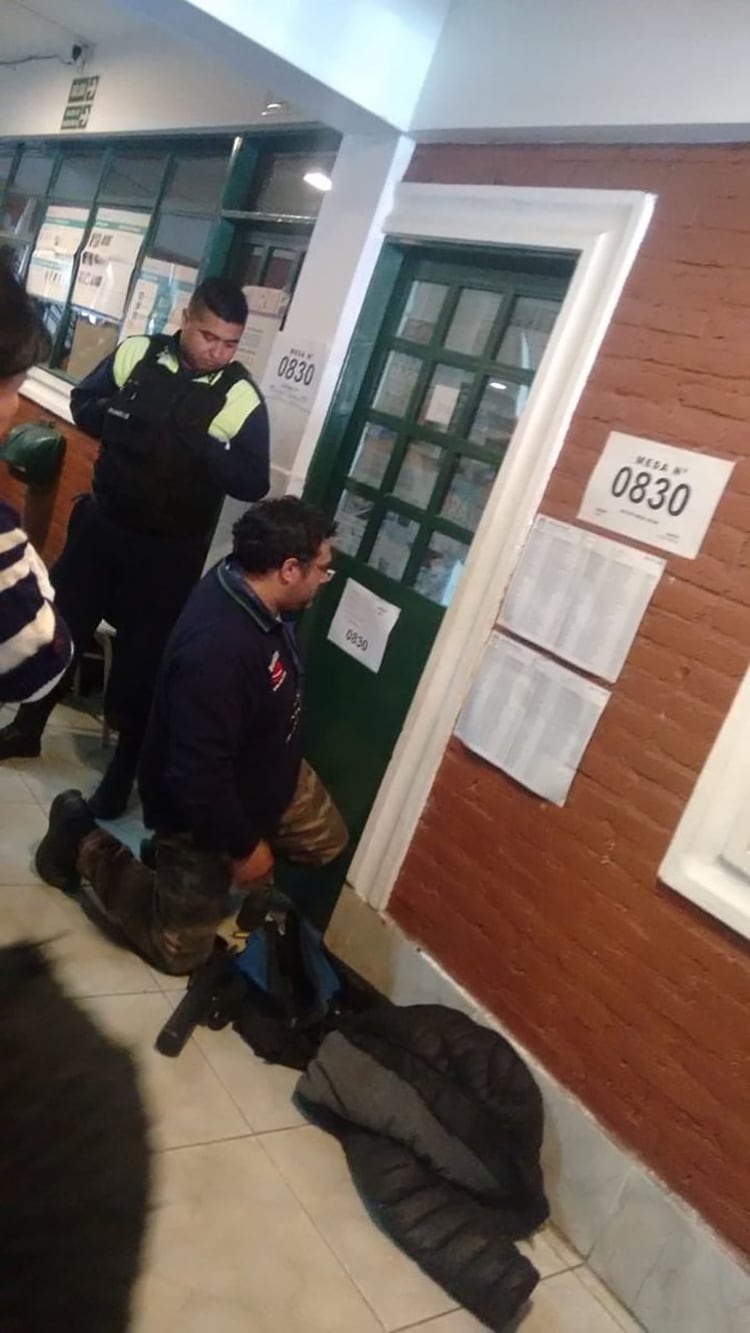 Un cerrajero terminó rescatando a una mujer que quedó encerrada en el cuarto oscuro (@Notistucumanas)