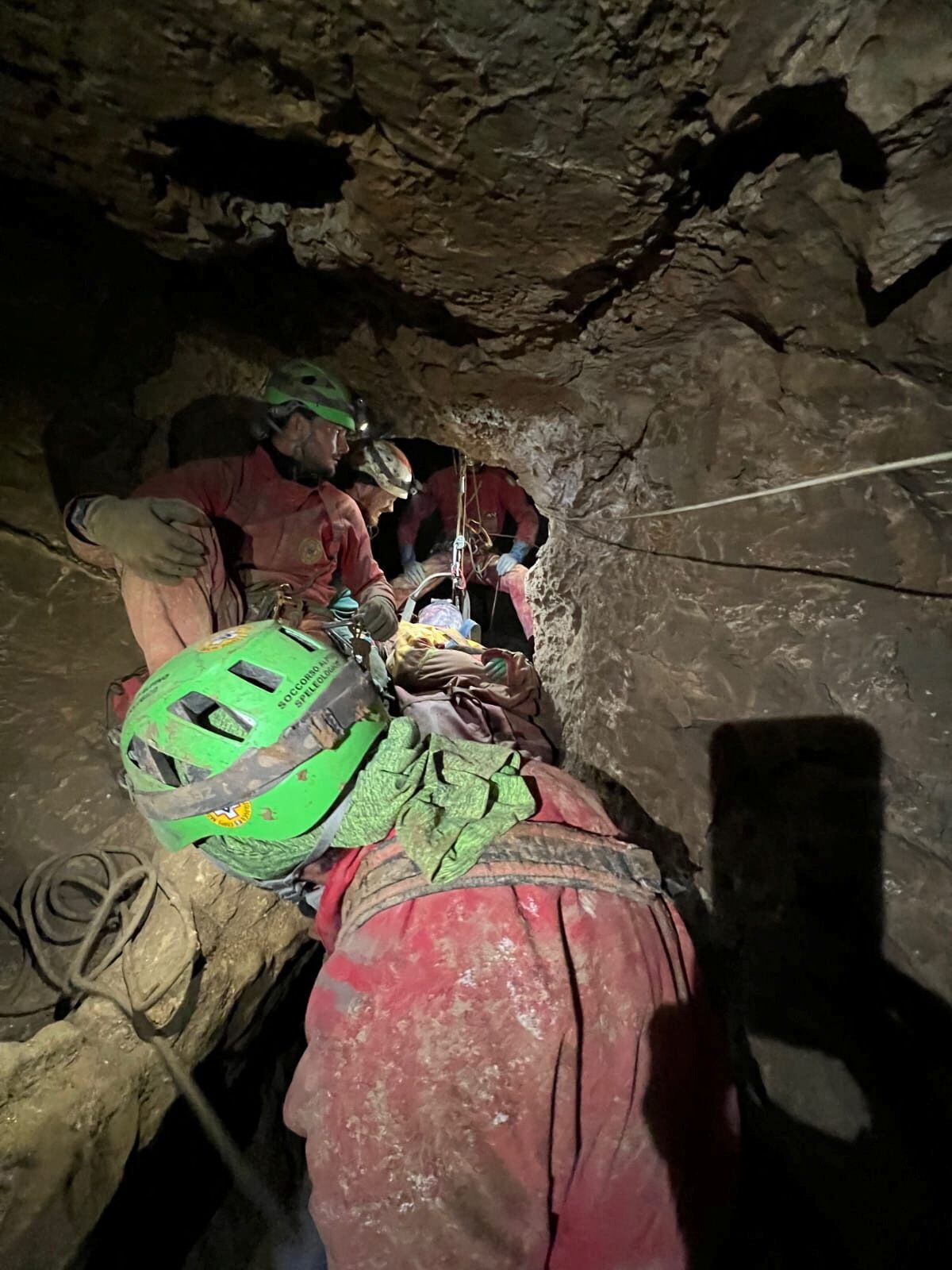 Los equipos de rescate tuvieron que ensanchar algunos de los estrechos pasadizos de la cueva (Italian Alpine Rescue/ REUTERS)