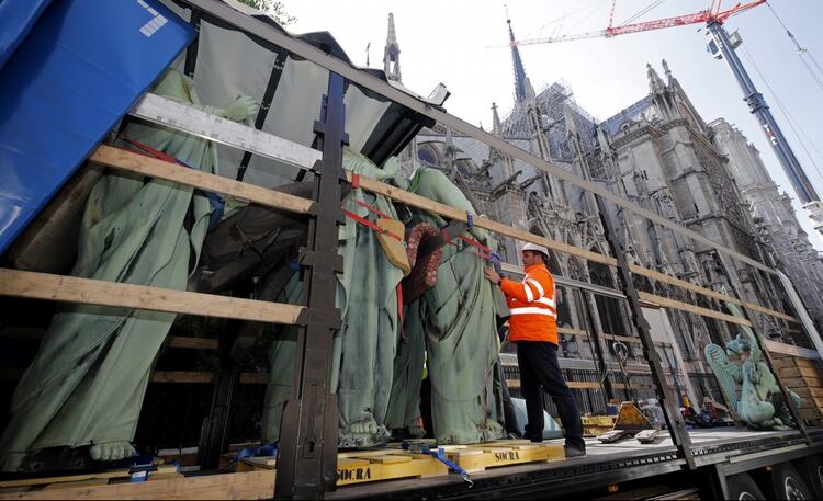 Los trabajos de mantenimiento, de los que se sospechan por el origen del fuego, habían retirado las estatuas (Reuters)