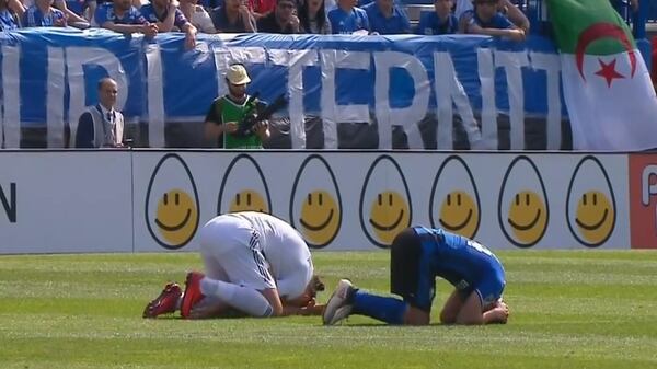 Ambos jugadores quedaron en el suelo pero el árbitro vio que Zlatan Ibrahimovic había agredido a su rival