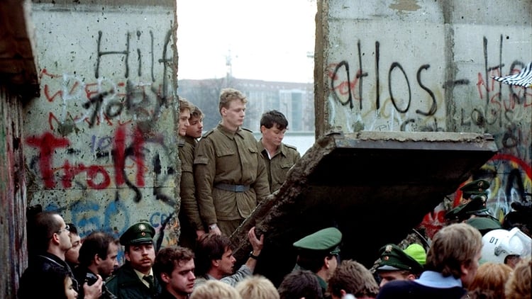 Guardias fronterizos de Alemania Oriental durante la caída del Muro de Berlín. Noviembre de 1989 (Reuters)