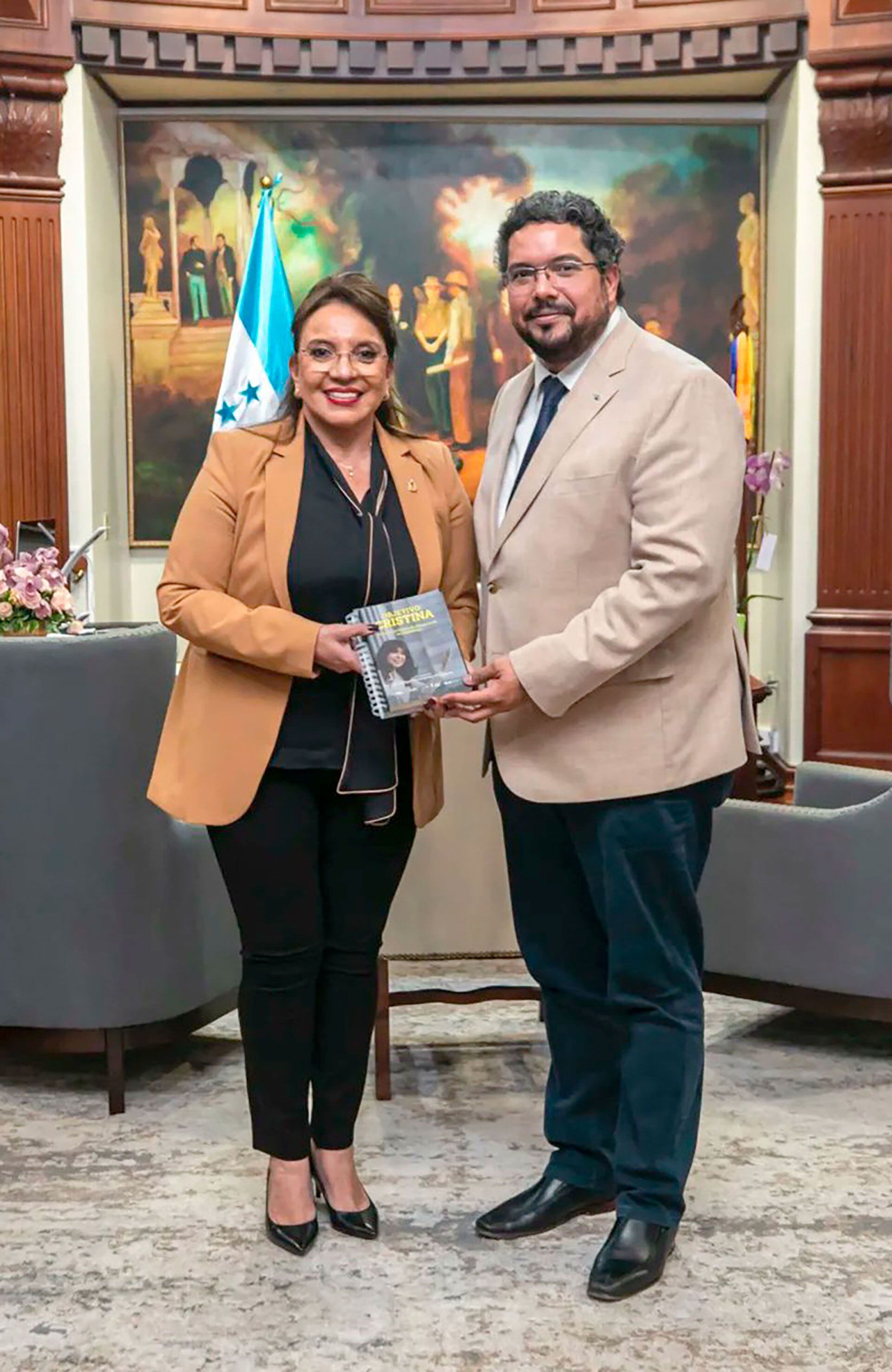 Pablo-Vilas-embajador-de-Honduras-con-Xiomara-Castro
