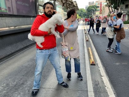 Gente reacciona después de un terremoto en la Ciudad de México. 23 de junio de 2020. REUTERS/Tomás Bravo
