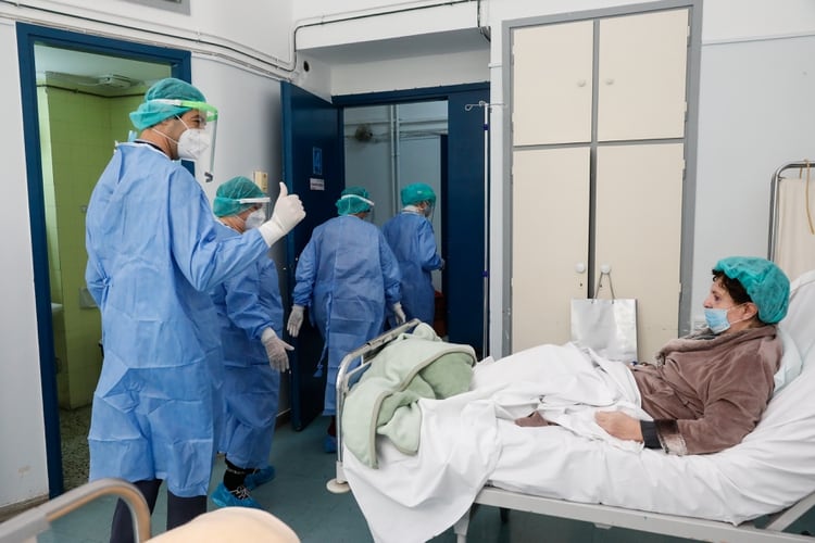 Un médico saluda al paciente que se recupera en el principal hospital de Atenas, Grecia - REUTERS/Giorgos Moutafis
