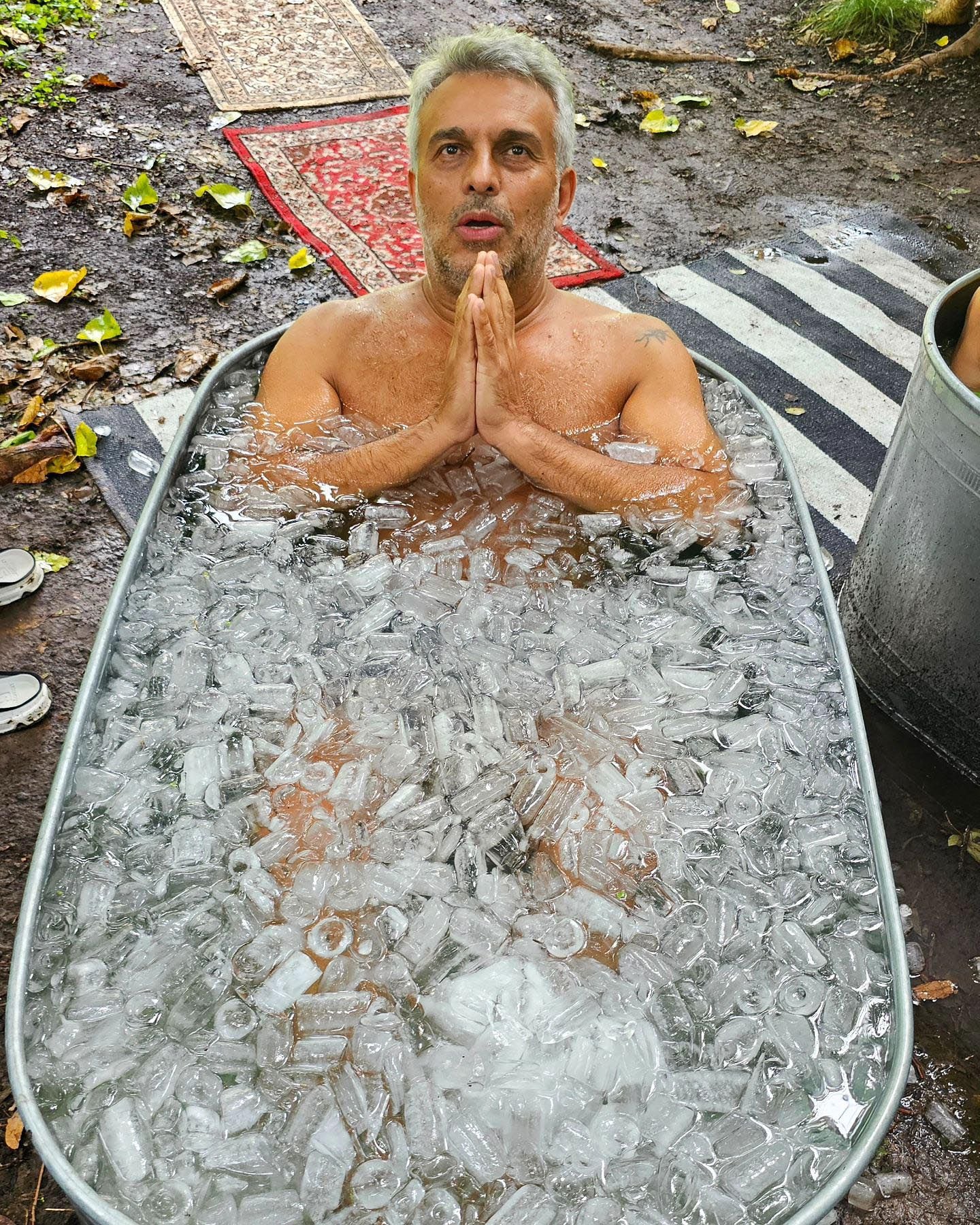 Mario Massacesi se animó a sumergirse en una bañera con hielo
