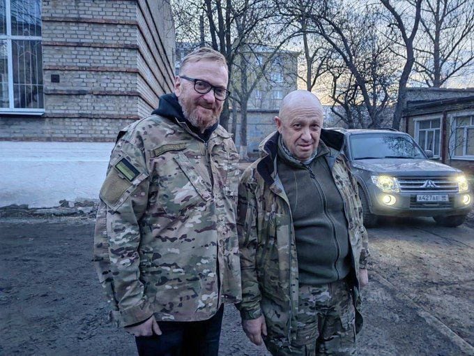 El propio dueño de la empresa, Yevgeny Prigozhin, más conocido como “el chef de Putin”, se sacó una foto junto al miembro de la Duma, Vitaly Milonov, en la región ucraniana de Lugansk, donde tropas y mercenarios rusos combaten a las fuerzas locales