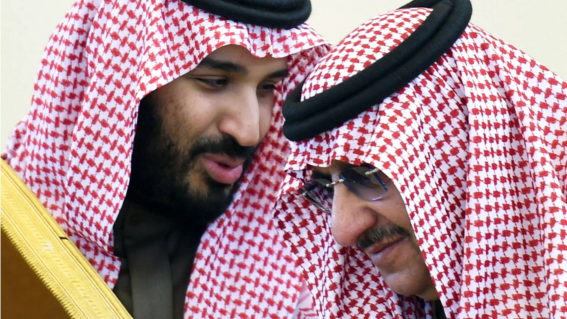 Mohamed bin Salmán junto con el príncipe Mohammed bin Nayef durante una cumbre en Riad (AFP)