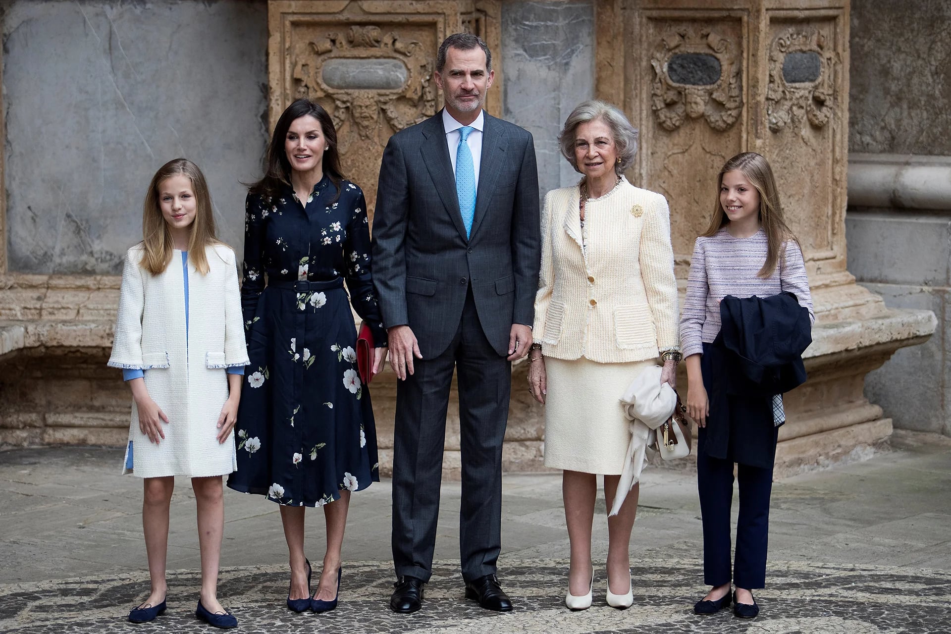 La familia real de España a su llegada a la misa de Pascuas de Resurrección, en Palma de Mallorca