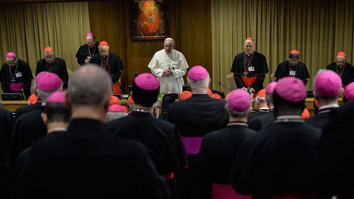 El papa Francisco junto a obispos (AFP)