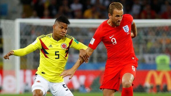 Wilmar Barrios marca a Harry Kane en el partido de octavos de final del Mundial de Rusia 2018 (Reuters)
