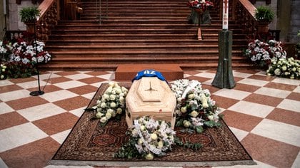 El último adiós a Paolo Rossi se hizo en la Catedral de Vicenza, con presencia de familiares, amigos y fanáticos (AFP)