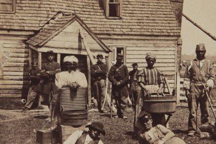 Esclavos escapados en los años de la Guerra de Secesión (Mathew Brady/ Wikipedia)