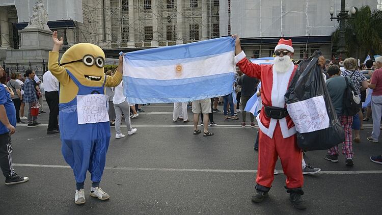 Un Minion y un Papá Noel con una bolsa ficticia de regalos también rechazó el proyecto de ley