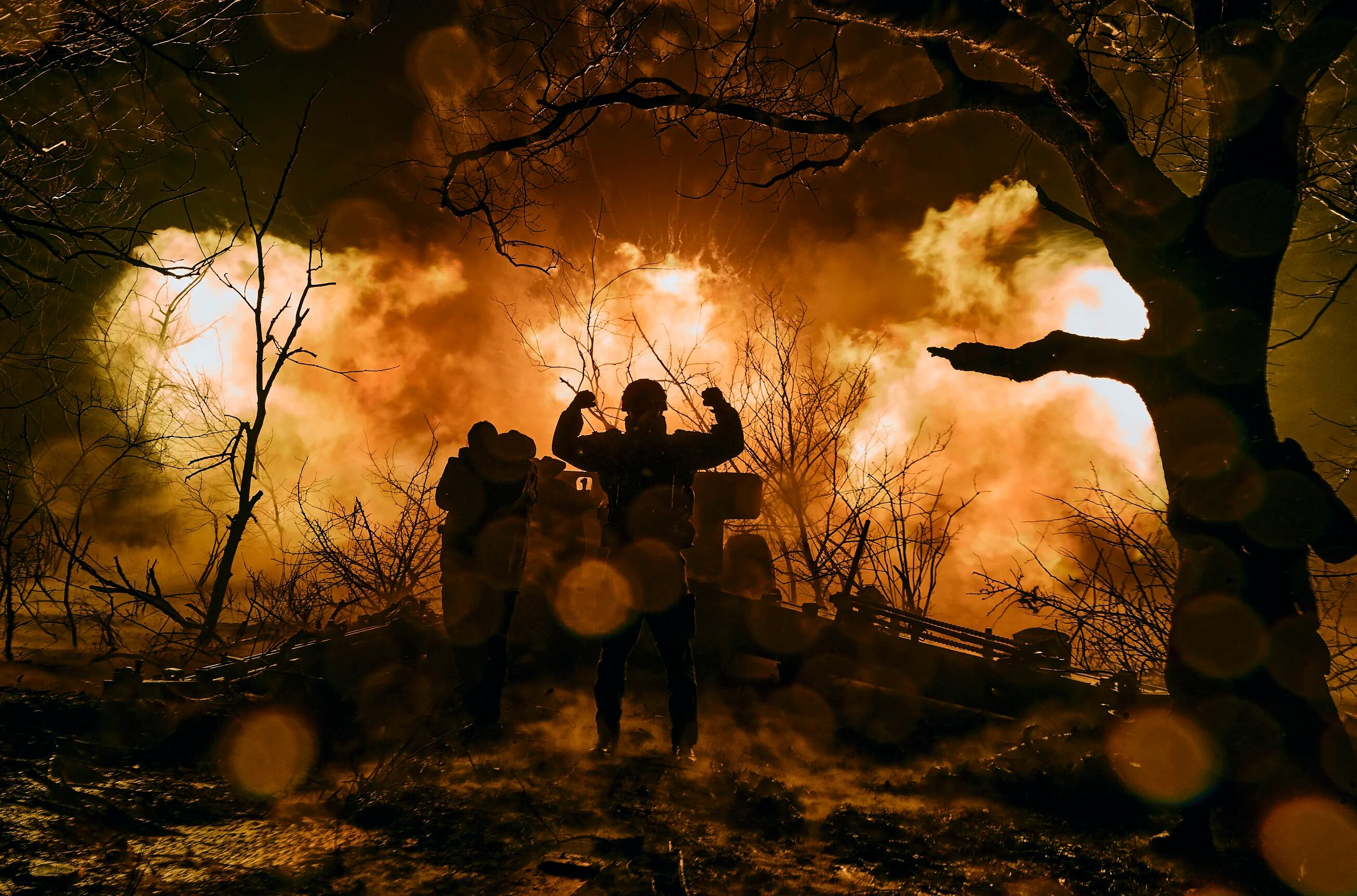 Soldados ucranianos disparan artillería contra posiciones rusas cerca de Bakhmut, región de Donetsk, Ucrania, el domingo 20 de noviembre de 2022.
