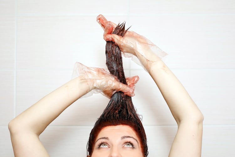 Con las peluquerías cerradas, las tinturas se hacen en casa con indicaciones de los profesionales (Shutterstock.com)