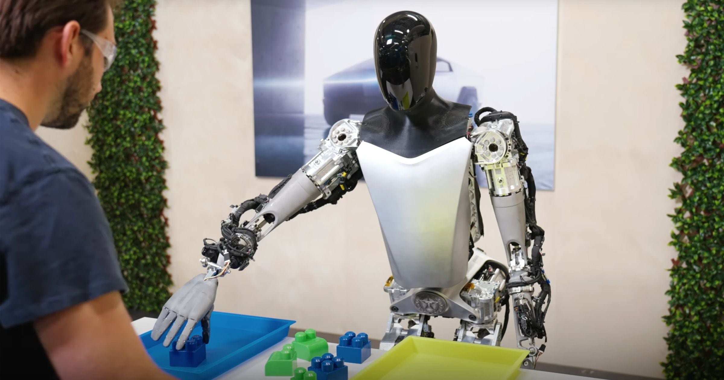 El robot puede autocalibrar sus brazos y piernas, y también realizar posturas de yoga. (Captura de pantalla: @Tesla_Optimus)